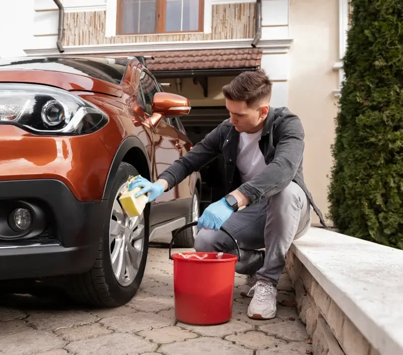 Lavage auto à domicile Dun-sur-Auron : professionnel intervenant sur un véhicule